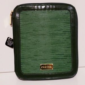 Steve Madden Nook Holder.